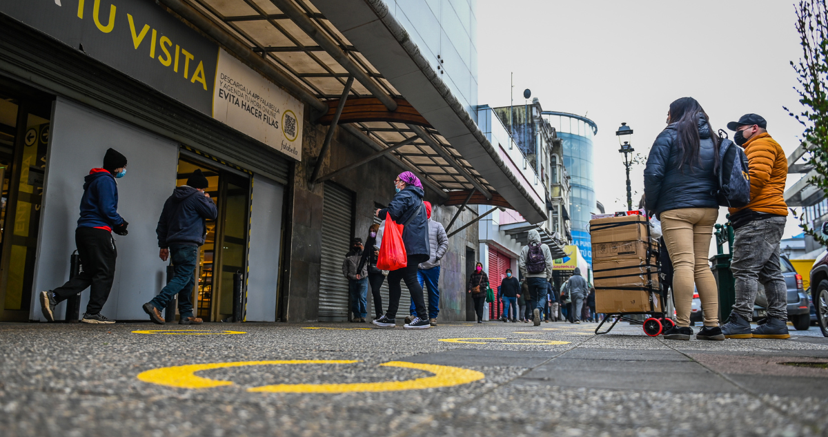 Personas caminando por la calle por desempleo en La Araucanía