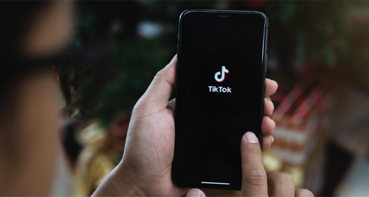 “Tik Tok es el matón del barrio”: Albania veta red social tras asesinato de adolescente