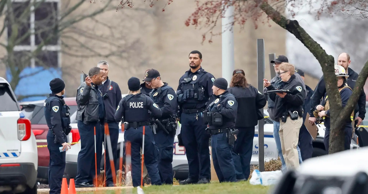 Policías en el lugar de un tiroteo en la escuela Abundant Life en Madison