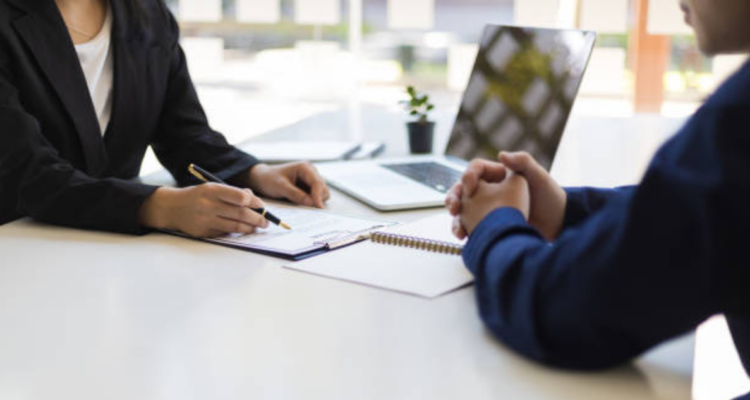 6 cosas que podrías estar haciendo mal cuando postulas a un trabajo, según expertas