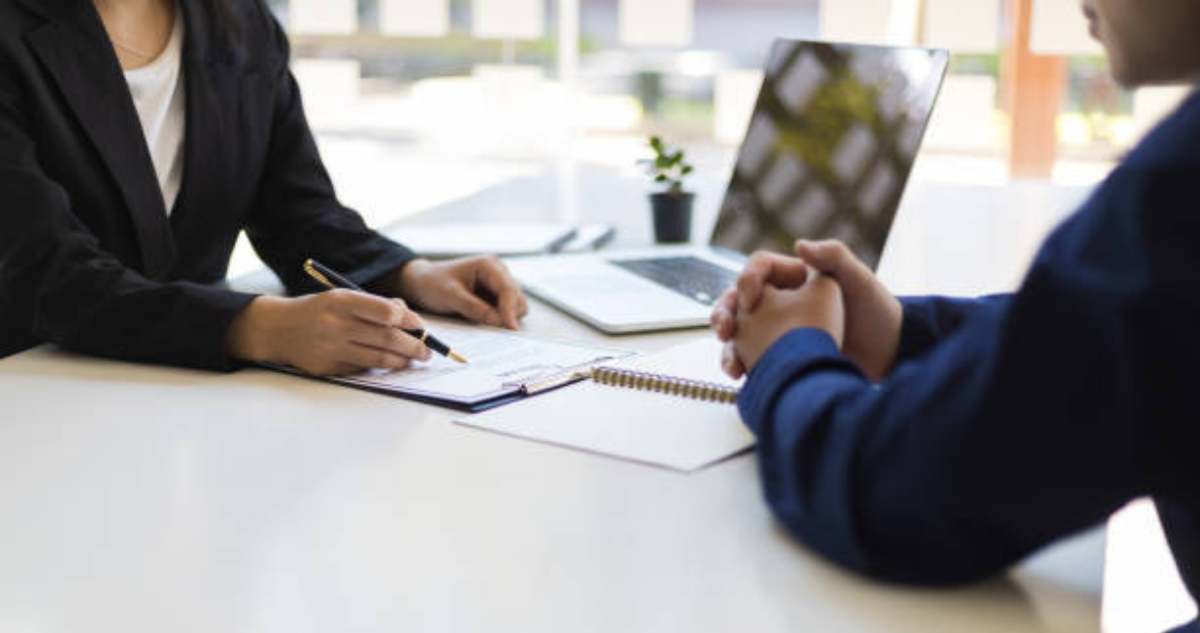 6 cosas que podrías estar haciendo mal cuando postulas a un trabajo, según expertas