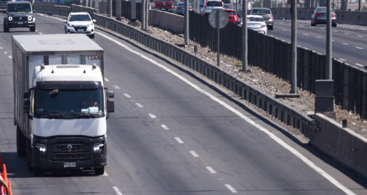 Ante ventas ilícitas: Los transportistas tendrán la obligación de detenerse ante los controles del SII