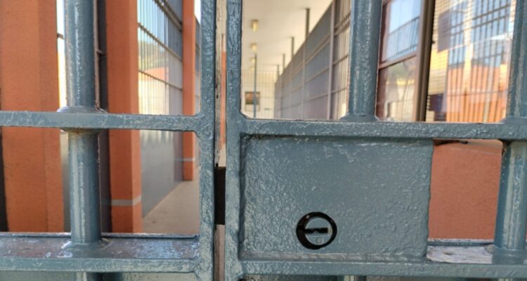 Trasladan a reo que mató a compañero de celda en cárcel de Puerto Montt