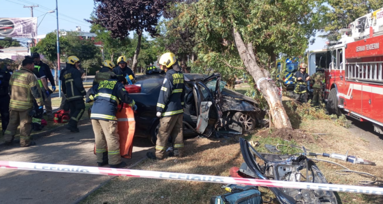 Tres heridos en choque de vehículo con árbol en Estación Central: conductor habría consumido alcohol