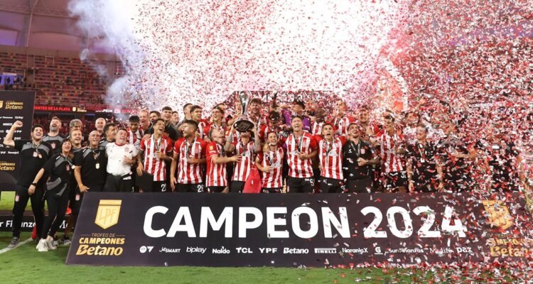 Estudiantes de Altamirano goleó a Vélez y conquistó el Trofeo de Campeones en Argentina