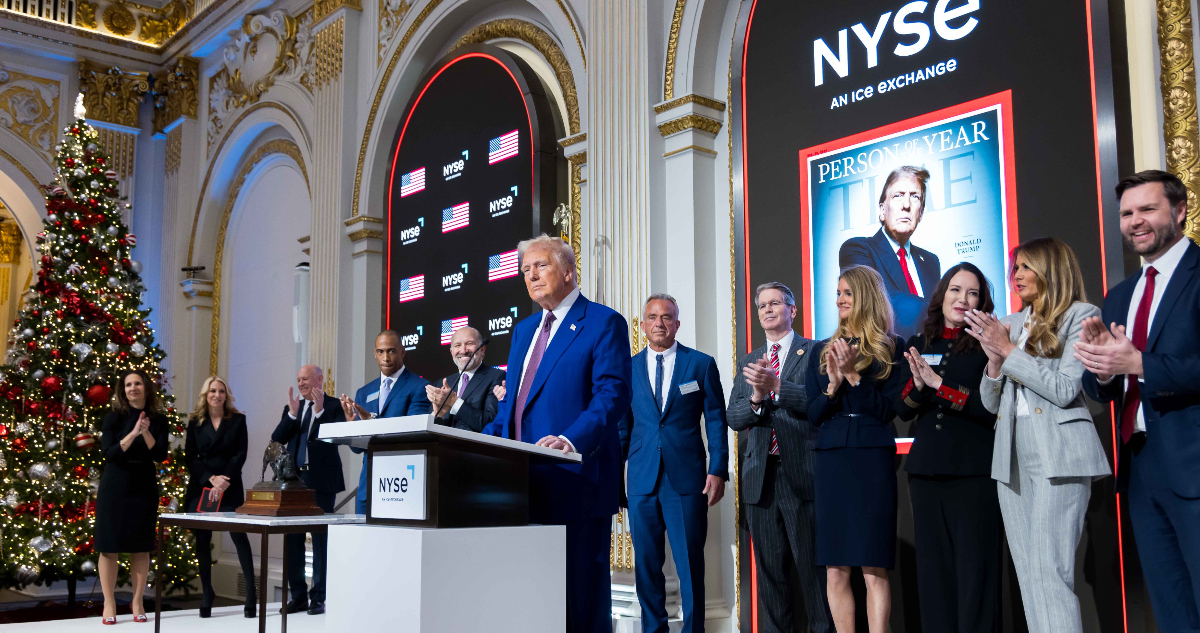 Trump dio el campanazo en Bolsa de NY en medio de ovaciones y remarcó que su foco “Made in America”