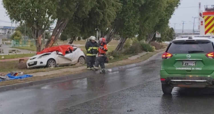 Una persona fallecida y otra herida deja violento choque de vehículo contra árbol en Punta Arenas