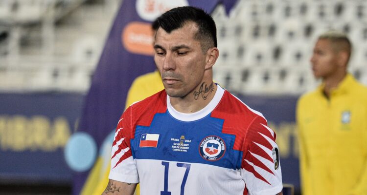 Católica desmintió acuerdo para el regreso de Gary Medel.