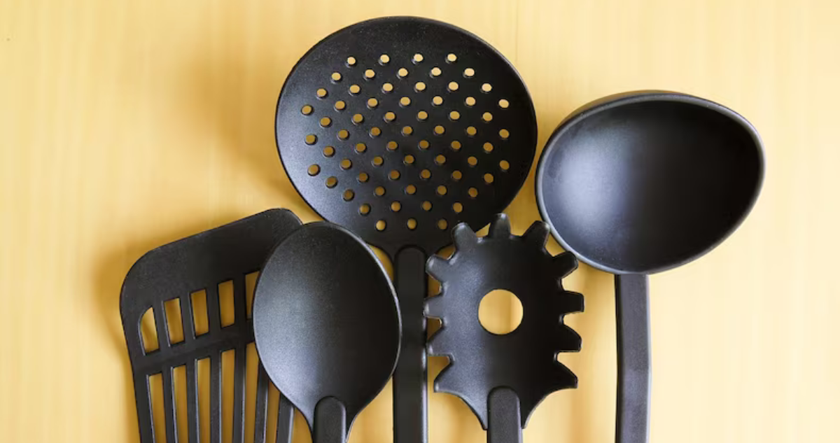 Estudio revela que los utensilios de plástico negro con perjudiciales para la salud