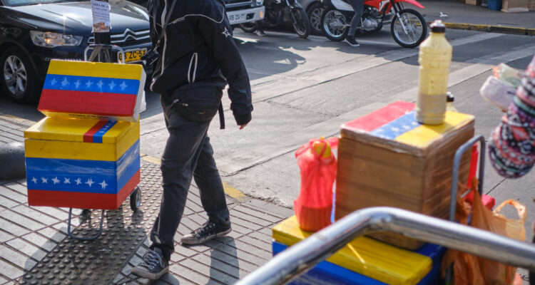 Desempleo de extranjeros en Chile vuelve a anotar una baja y con la informalidad en altos niveles