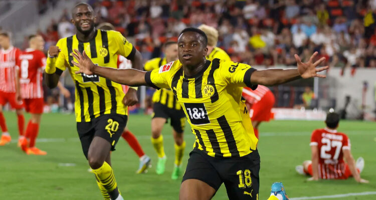 Youssoufa Moukoko celebra un gol con el Borussia Dortmund