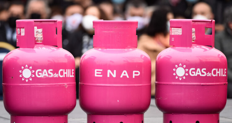 Cilindros de gas rosados en que se lee ENAP