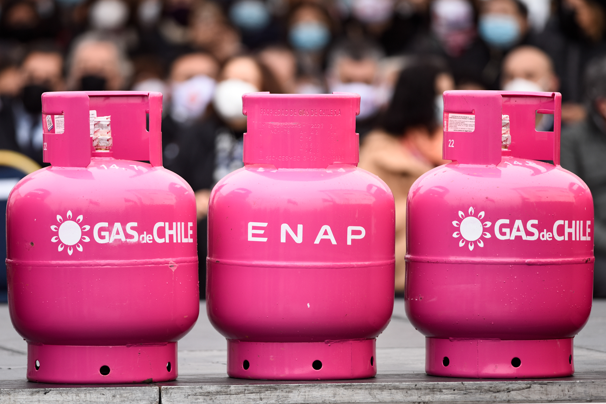Cilindros de gas rosados en que se lee ENAP