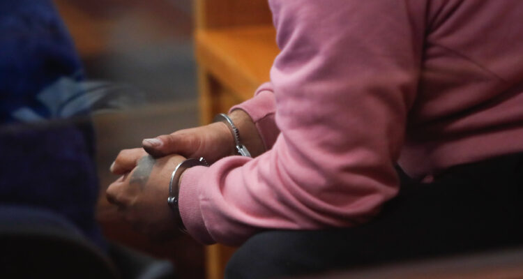 En prisión preventiva quedó sujeto que habría contagiado con VIH a trabajadora de albergue de Quintero