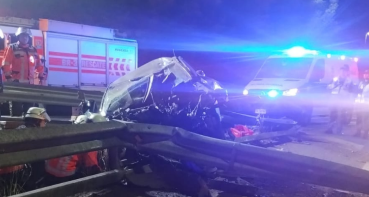 Accidente de tránsito deja una persona fallecida en Padre las Casas: vehículo impactó con poste