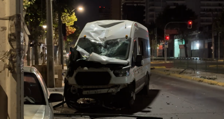 Furgón arrasó con poste, semáforo y rejas en Santiago: conductor se dio a la fuga