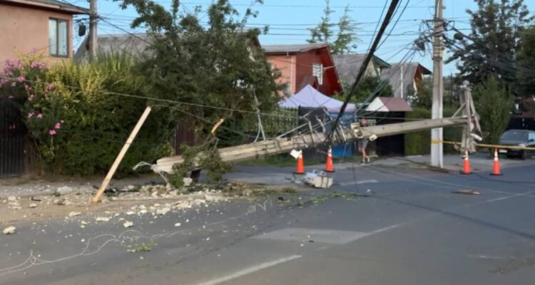 Conductor derriba al menos 2 postes de luz en La Florida: habría estado ebrio y huyó