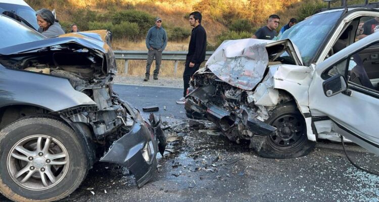 Colisión frontal deja 4 lesionados en Ruta G-60 en Melipilla: vehículos quedaron destruidos