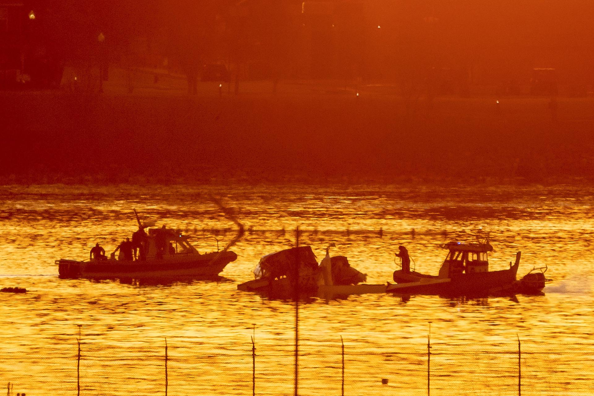 Equipos de emergencia operan en el río Potomac cerca de los restos de las aeronaves