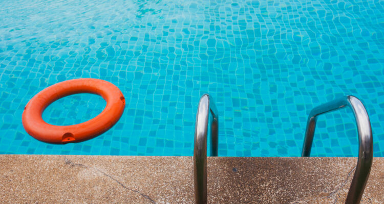 Evita descuidos este verano: consejos para prevenir accidentes mientras nadas en una piscina