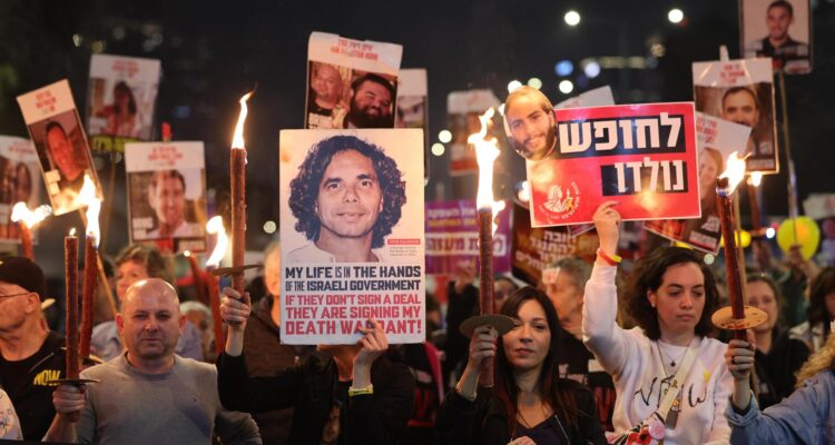 Familiares de rehenes retenidos por Hamás reaccionan a los informes de un alto el fuego