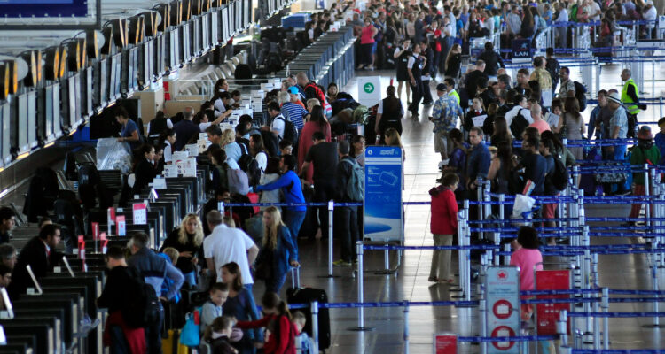 Sernac oficia a Latam, Sky y Jetsmart sobre medidas y cómo informan a pasajeros los retrasos de vuelos