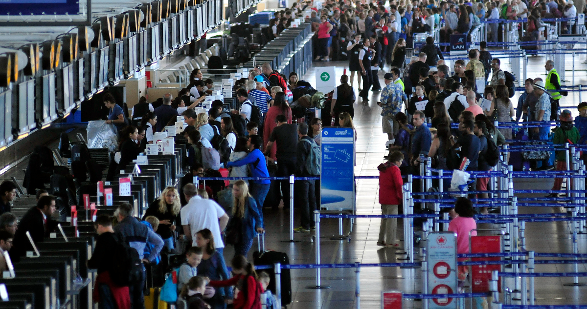 Sernac oficia a Latam, Sky y Jetsmart sobre medidas y cómo informan a pasajeros los retrasos de vuelos