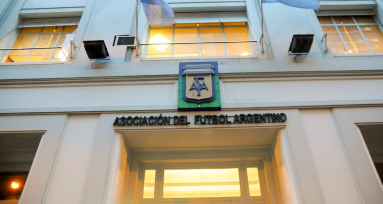 Hay un chileno beneficiado: AFA ‘borra’ sanciones a jugadores con hasta cuatro fechas de suspensión