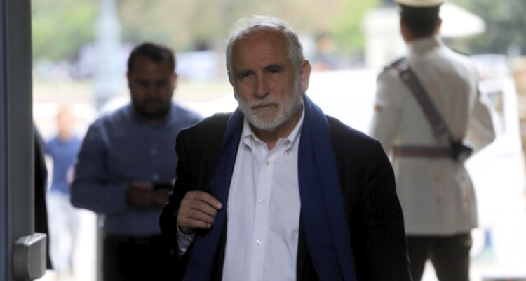 Ministro Montes reconoce que reconstrucción tras megaincendios en Valparaíso “ha sido lento”