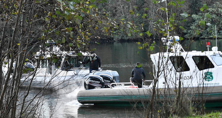 Vehículos de Carabineros por ahogado en Río Cruces en Mariquina