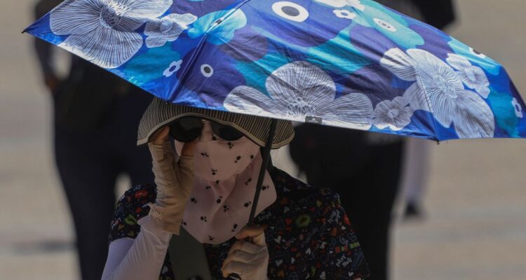 Las 5 regiones de Chile bajo Alerta Roja del Senapred por altas temperaturas extremas de hasta 39°C según el pronóstico del tiempo este fin de semana.