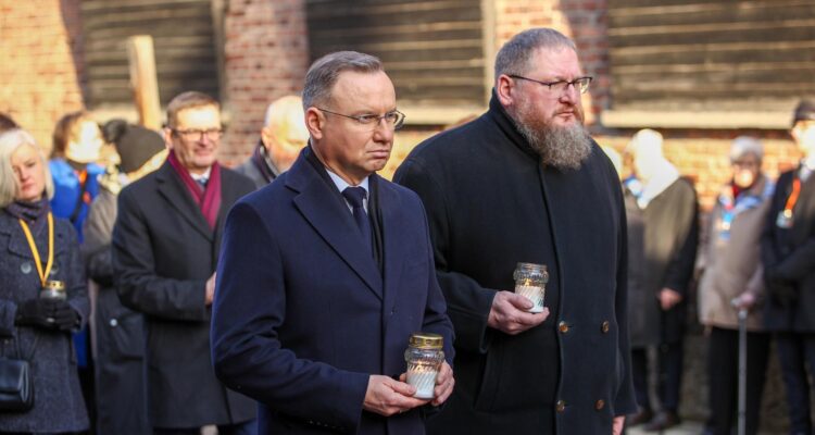 El presidente polaco Andrzej Duda (i) y el director del Museo Estatal Auschwitz-Birkenau, Piotr Cywinski (d)