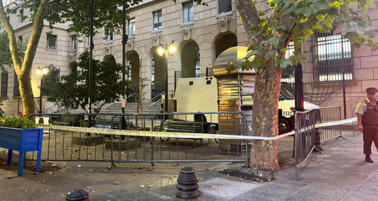 A raíz de la fatal caída de una mujer desde el piso 14 del edificio del Ministerio de Hacienda, en Santiago, el presidente de la Agrupación Nacional de Empleadores Fiscales (ANEF), José Pérez Debelli, expresó su interés en que se investigue el origen de la situación.