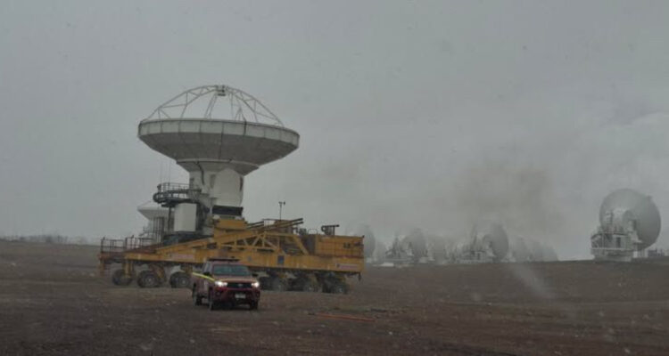 Foto de las antenas de ALMA mientras cae nieve