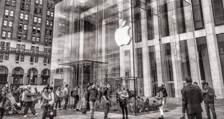 Apple contra la corriente: Pide a sus accionistas que se mantengan sus políticas de diversidad