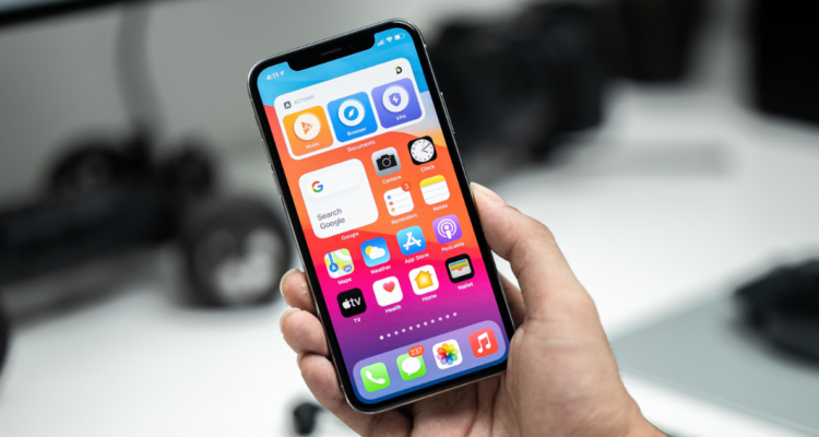 Fotografía de celular Apple en referencia a falla en sus notificaciones creadas con IA