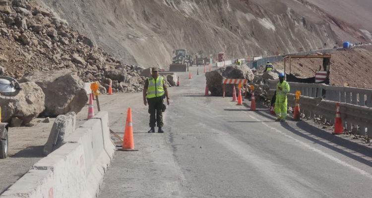 Arica desprendimiento de rocas provoca socavón en la Ruta 5, a la altura de Cuesta Chinchorro