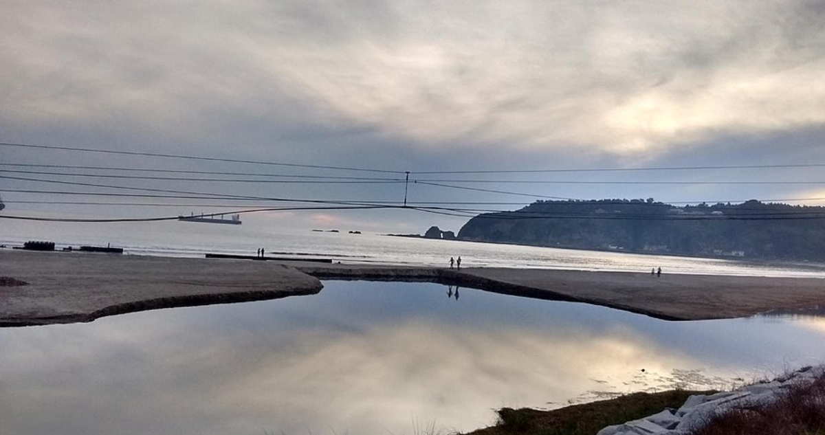 Vertimiento de agua de “coloración arcillosa” desde empresa desaladora afectó a balneario Las Ventanas