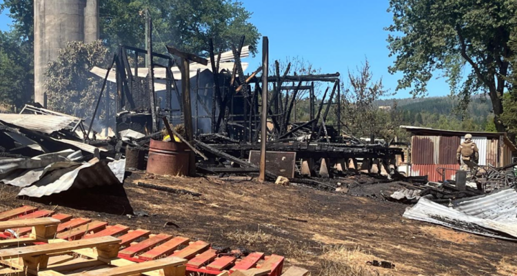 Escombros de ataque incendiario en Lumaco