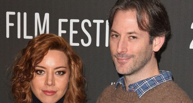 El director Jeff Baena y la actriz Aubrey Plaza fotografiados juntos en el estreno de The Little Hours en 2017.
