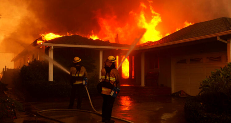 Aumenta a siete la cifra de muertos por los incendios que azotan Los Ángeles, EE.UU.