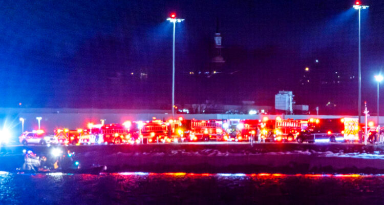 Avión American Airlines se estrella con helicóptero militar y cae a río congelado en Washington DC