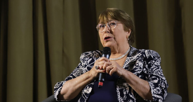 Expresidenta Bachelet pide acuerdo para mejorar pensiones y entrega respaldo al Gobierno