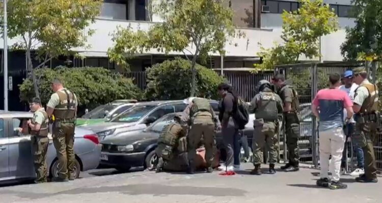 Limpiador de vidrios resulta baleado en Santiago: conductor le habría disparado tras altercado