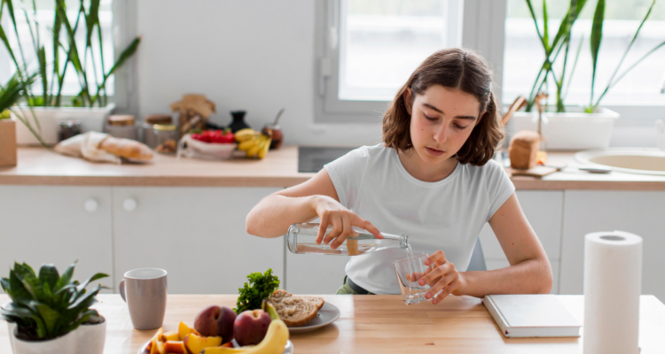 ¿Beber agua durante las comidas afecta la digestión? Nutricionista explica este particular mito