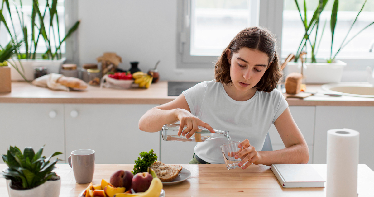 ¿Beber agua durante las comidas afecta la digestión? Nutricionista explica este particular mito