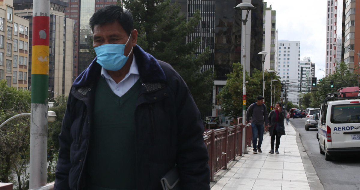 Hombre camina usando mascarilla por La Paz, medida por aumento de casos de covid-19 en Bolivia.