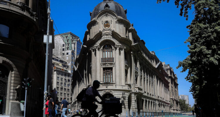 La Bolsa de Santiago logra un nuevo máximo histórico tras el despacho de la reforma de pensiones