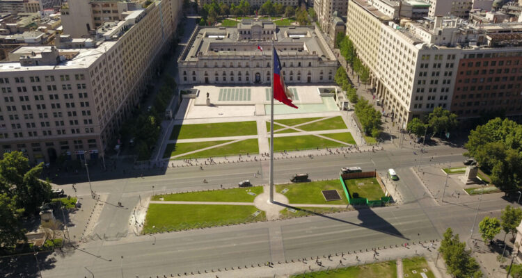 Bloomberg dice que bonos soberanos de Chile ya no son atractivos para el extranjero y entrega razones