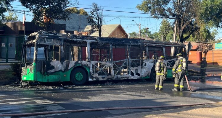Bus RED se incendia completamente en La Florida